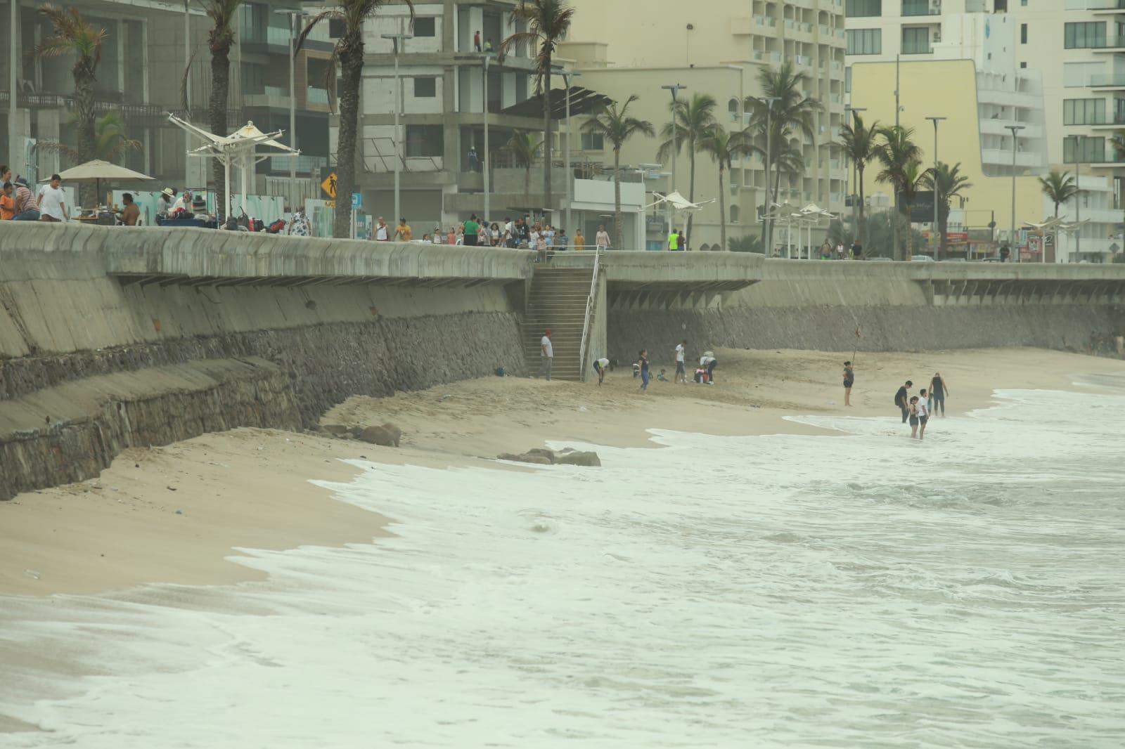$!Cierran playas y puerto en Mazatlán pero bañistas siguen en el mar