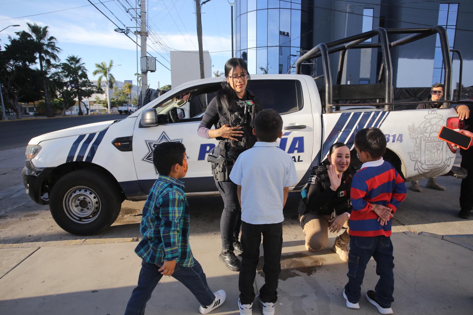 $!Realizan paseo en patrullas este Día de Reyes niños que quieren ser policías