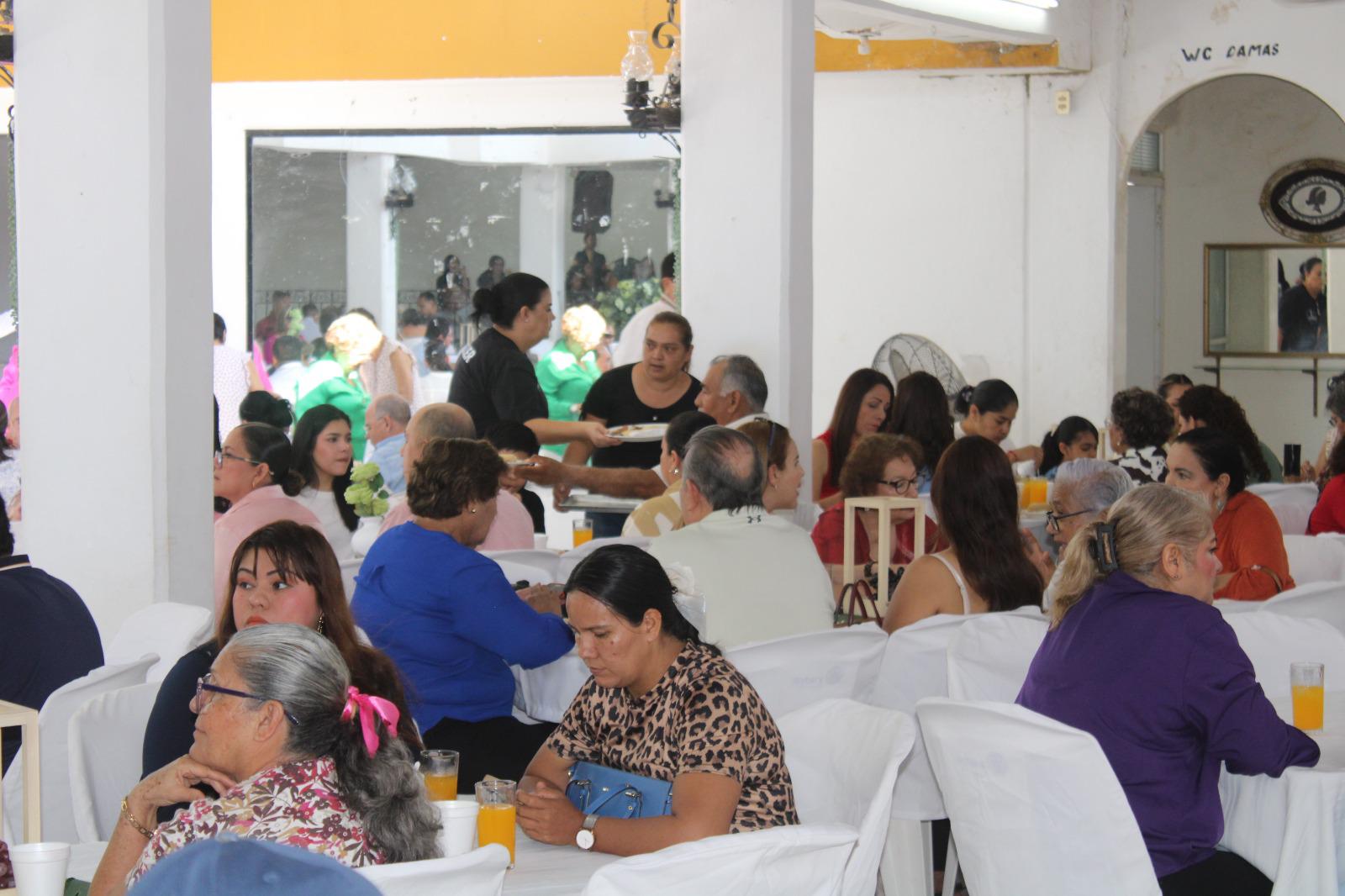 $!Orquesta Raíces de Plata y Coro Lola Beltrán realizan desayuno con causa en El Rosario