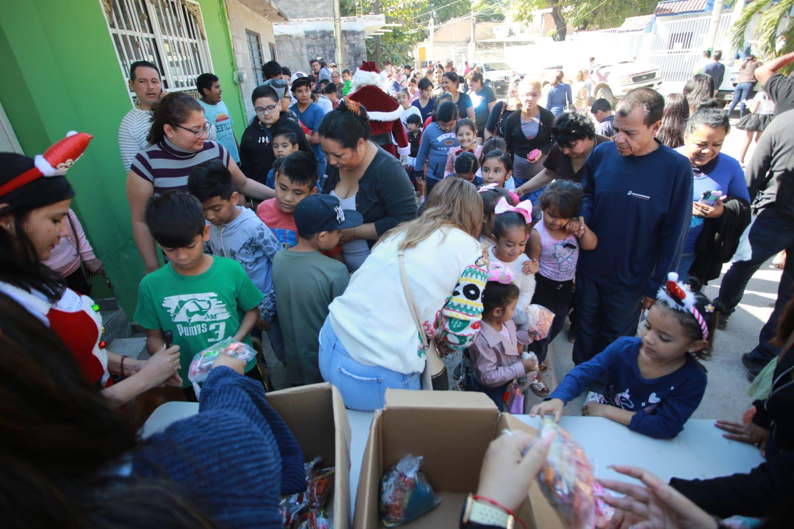 $!Reparte DIF Mazatlán apoyos a cerca de 600 familias, entre cenas y dulces