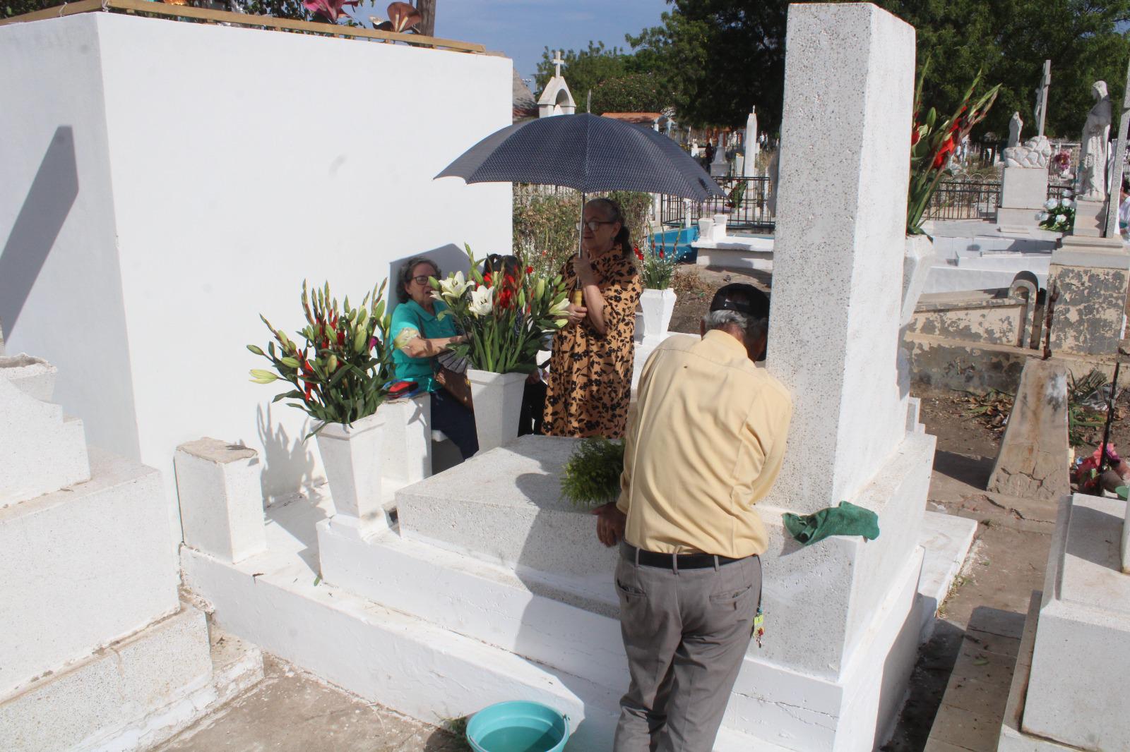 $!Entre flores, plegarias y veladoras, familias visitan a las mamás de Rosario que están en el cielo