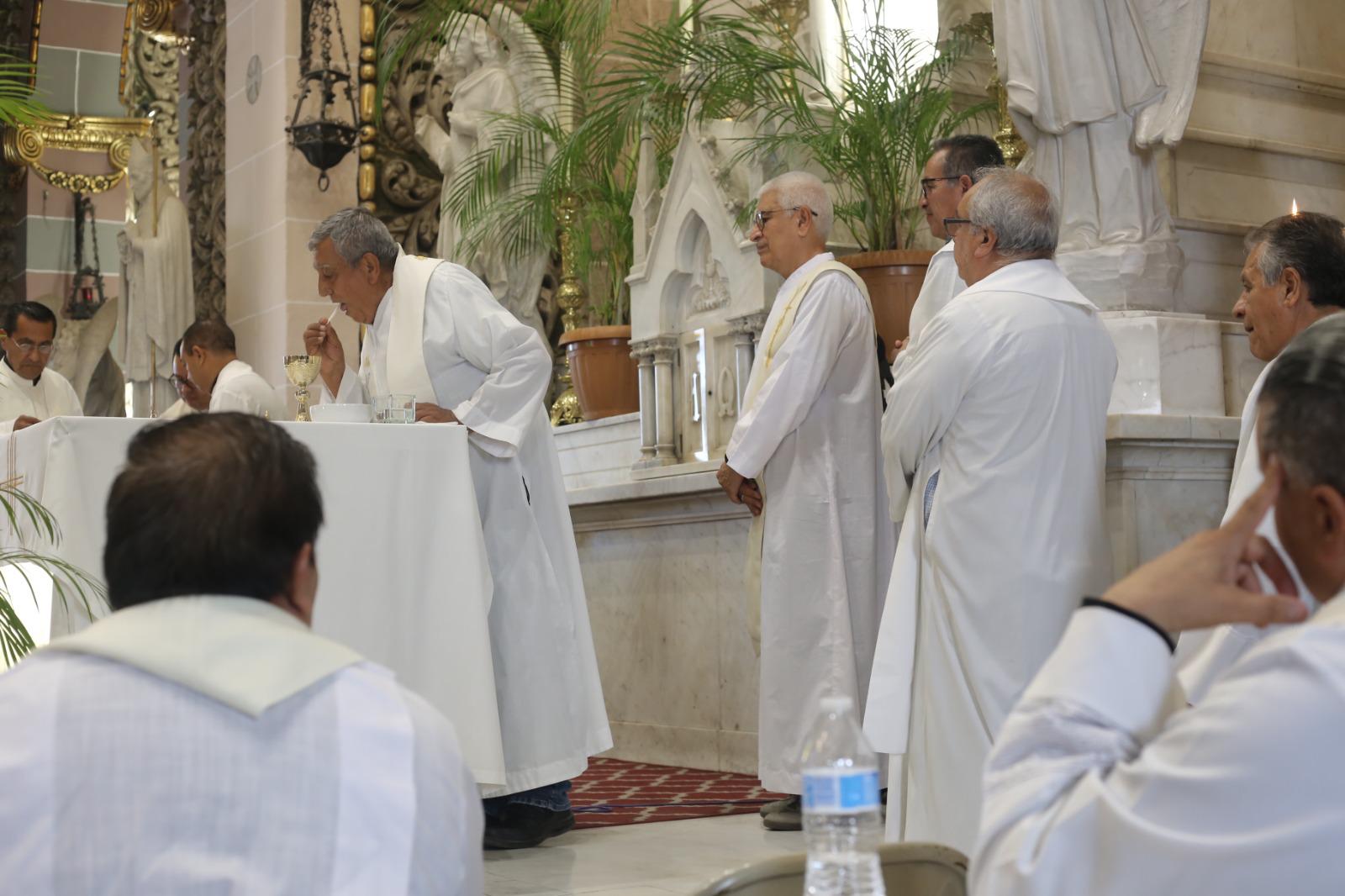 $!Renuevan sacerdotes de Mazatlán sus promesas de fe en la Misa Crismal