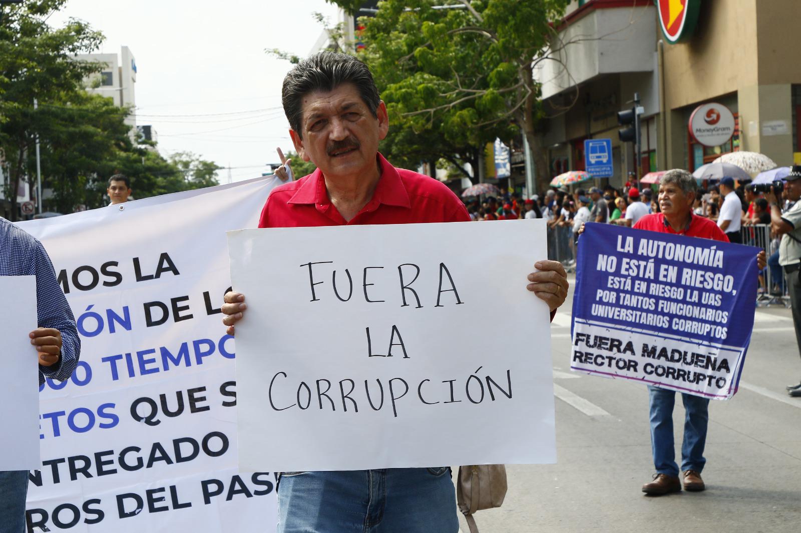 $!Protestan contra Rector de la UAS durante desfile de la Independencia en Culiacán