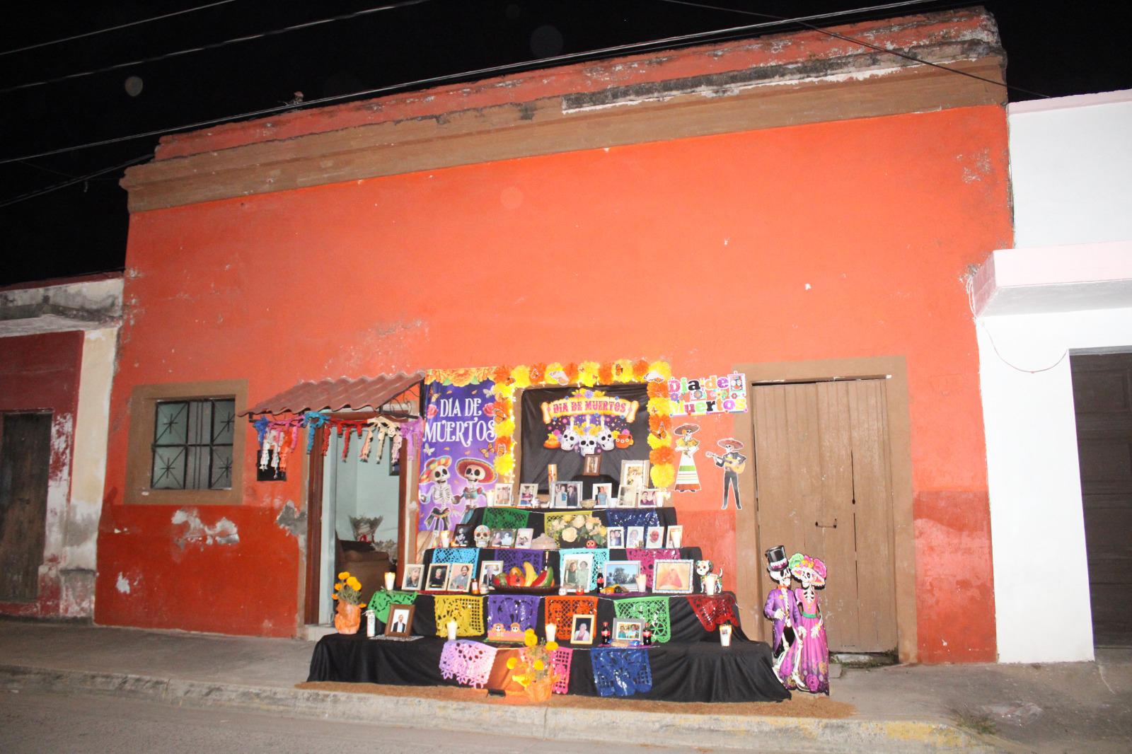 $!Familias de la calle Donato Guerra, en El Rosario, crean altar monumental para los vecinos fallecidos