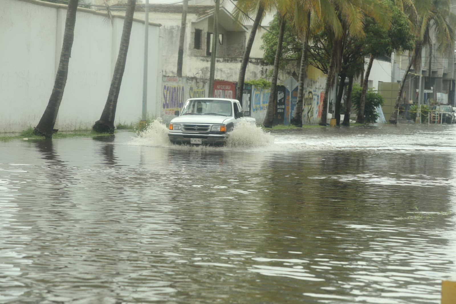 $!Quedan ‘bajo el agua’ la Cruz Lizárraga y alrededores de la Machado, en Mazatlán, tras la lluvia de este viernes
