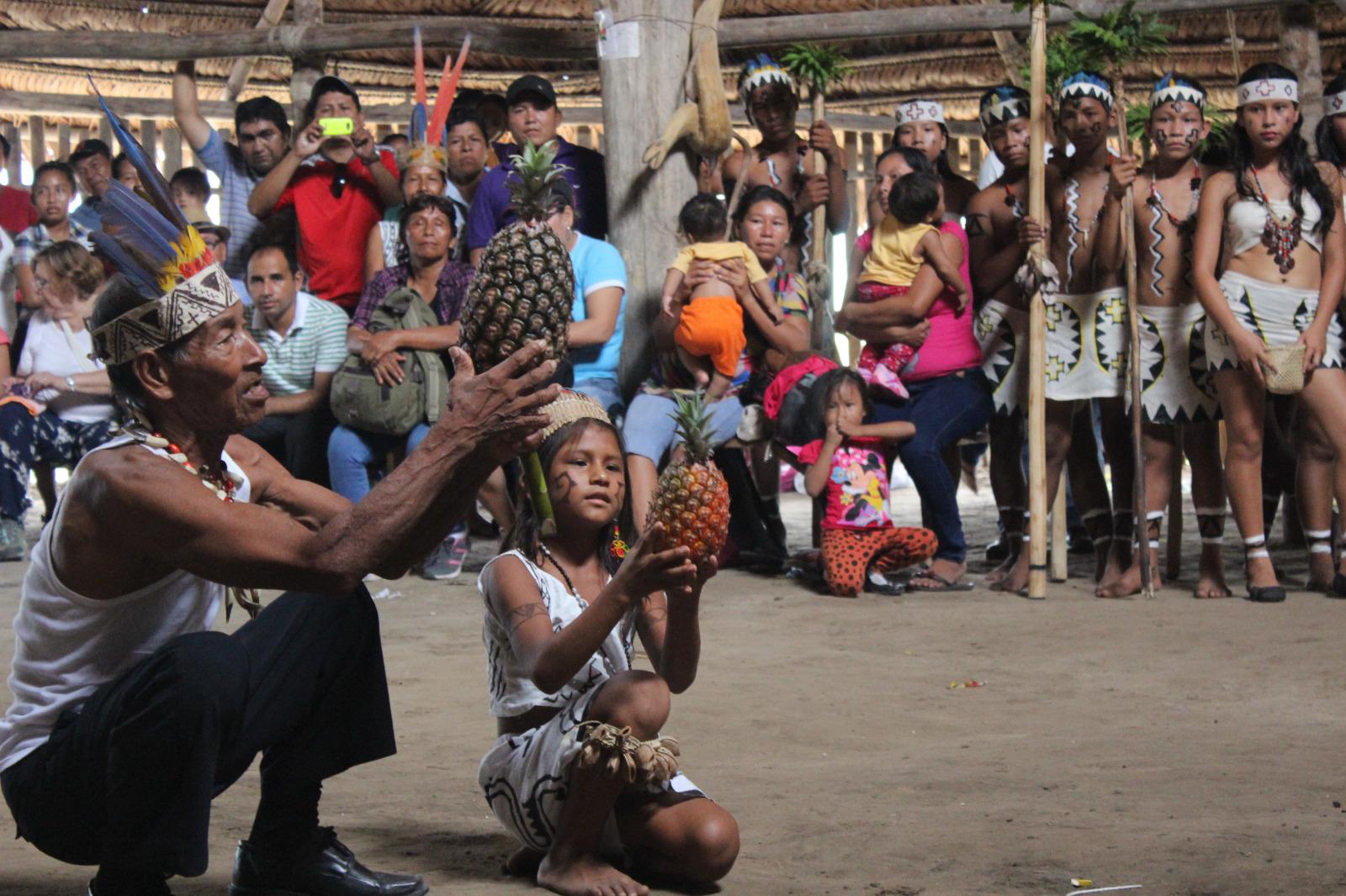 $!María de Jesús junto a su tío abuelo Arturo Garay Sánchez, quien enseñó a la comunidad la lengua murui bue.