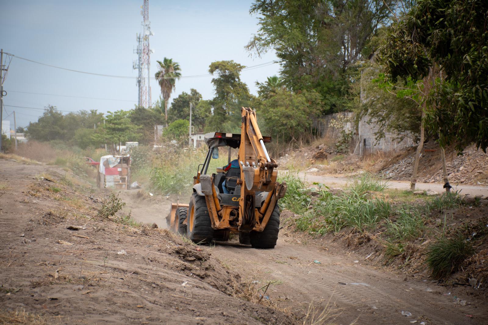 $!Para evitar más accidentes, inicia limpieza de arroyos, drenes y canales en Culiacán