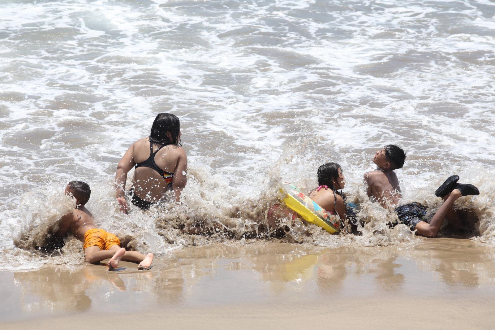 $!Se refrescan en las playas y balnearios de Mazatlán durante el último domingo de julio