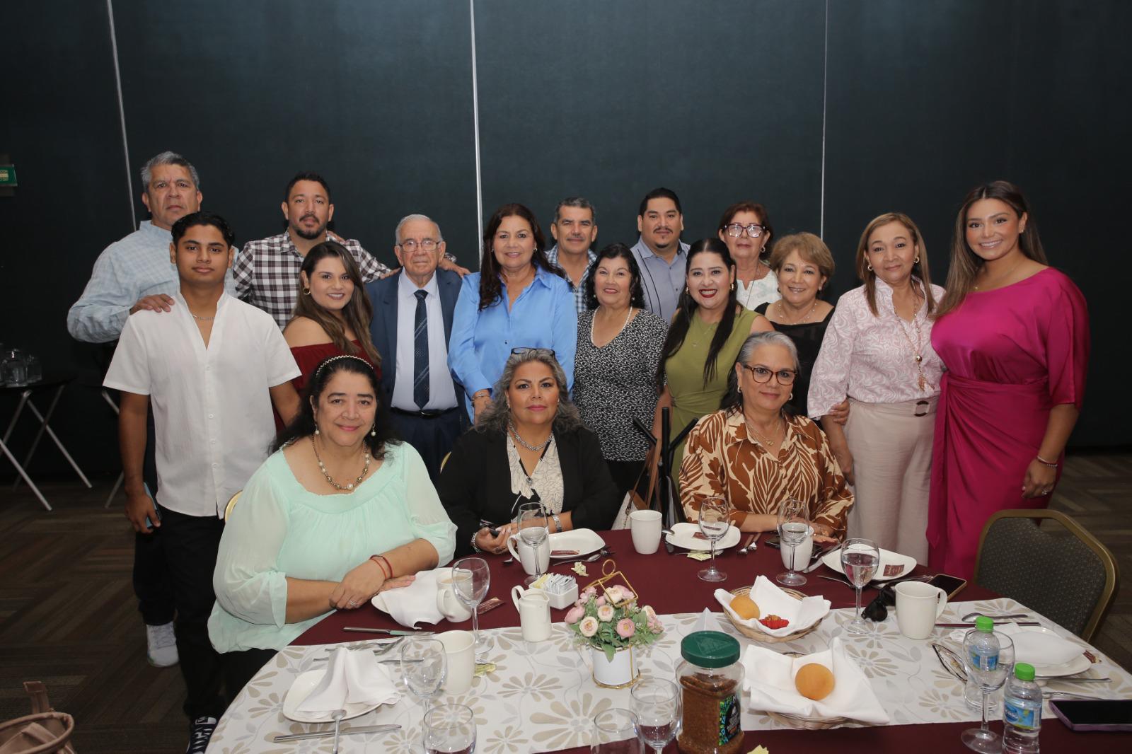 $!Maestros de la Escuela Primaria “Mártires de la Revolución” pasaron una agradable mañana en compañía del homenajeado.