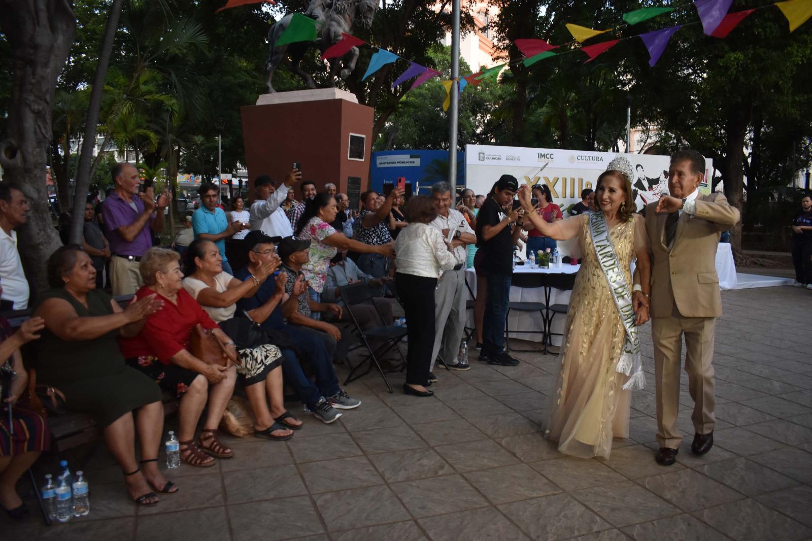 $!Da su primer paseo como reina del evento, Martha I.