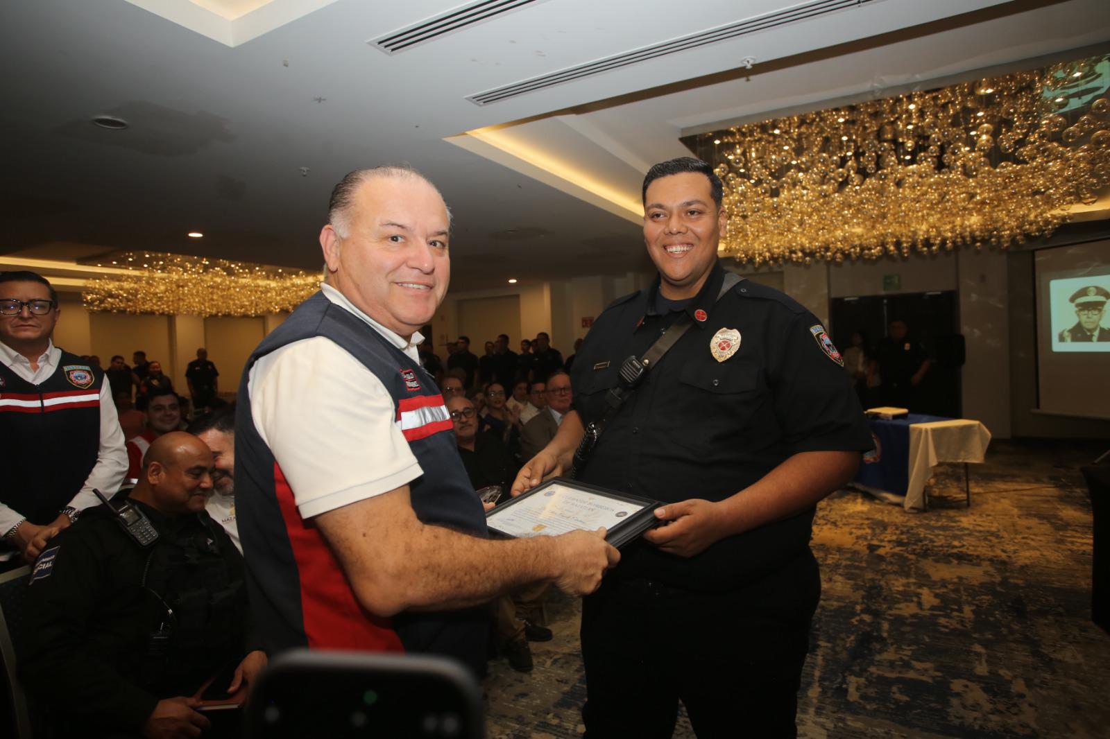 $!‘Por el honor, el deber y el servicio a la comunidad’, conmemora Bomberos de Mazatlán su 84 aniversario