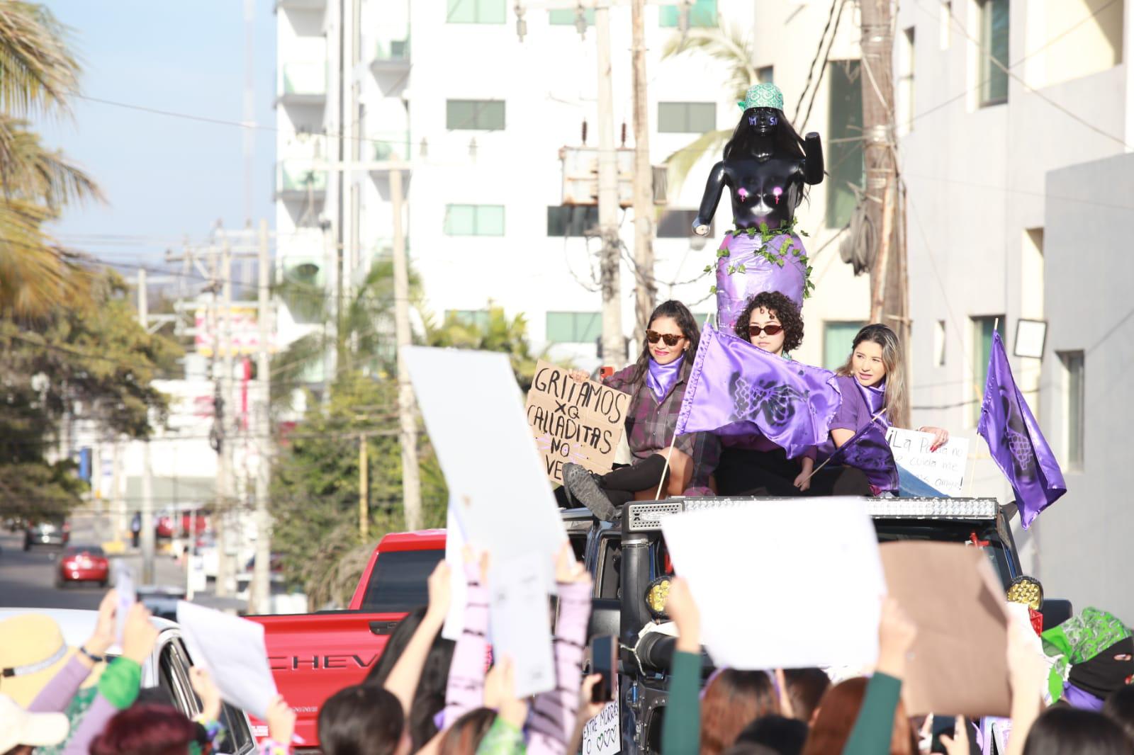 $!Mujeres toman el paseo costero de Mazatlán para exigir alto a la violencia