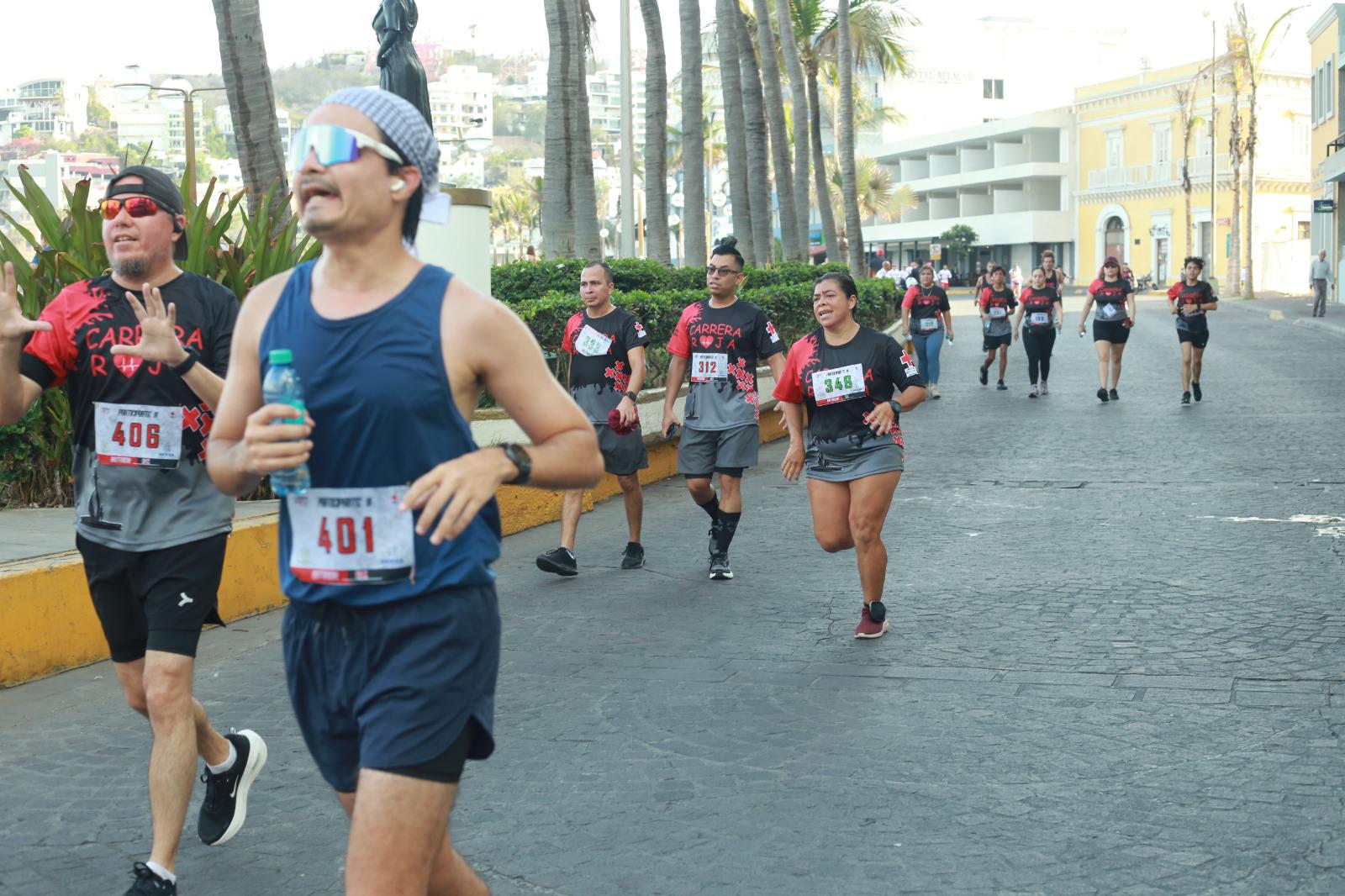 $!Jesús y Norma Labrador imponen su ley en la Carrera Roja 2026 en Mazatlán