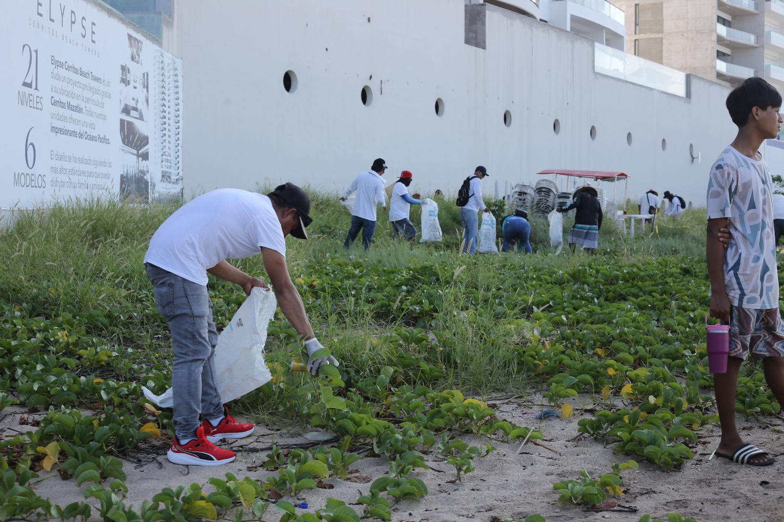 $!Suman esfuerzos Semarnat y Sectur por la limpieza y conservación de playas en Mazatlán