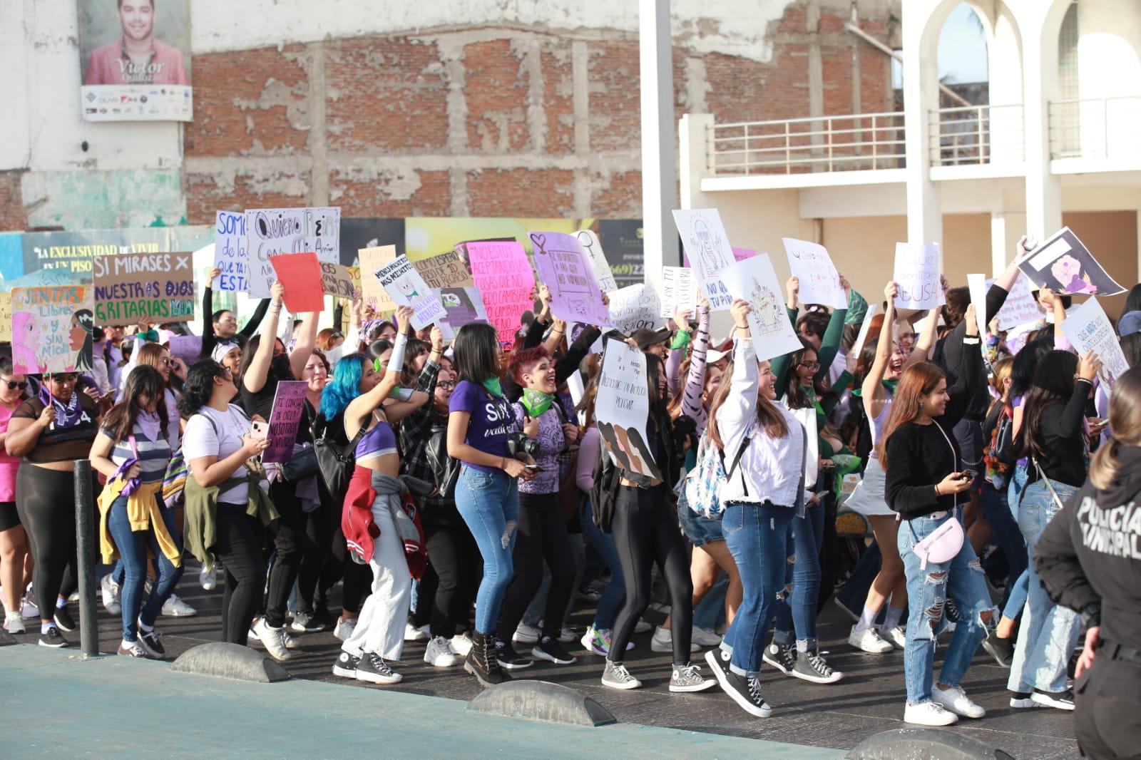 $!Mujeres toman el paseo costero de Mazatlán para exigir alto a la violencia