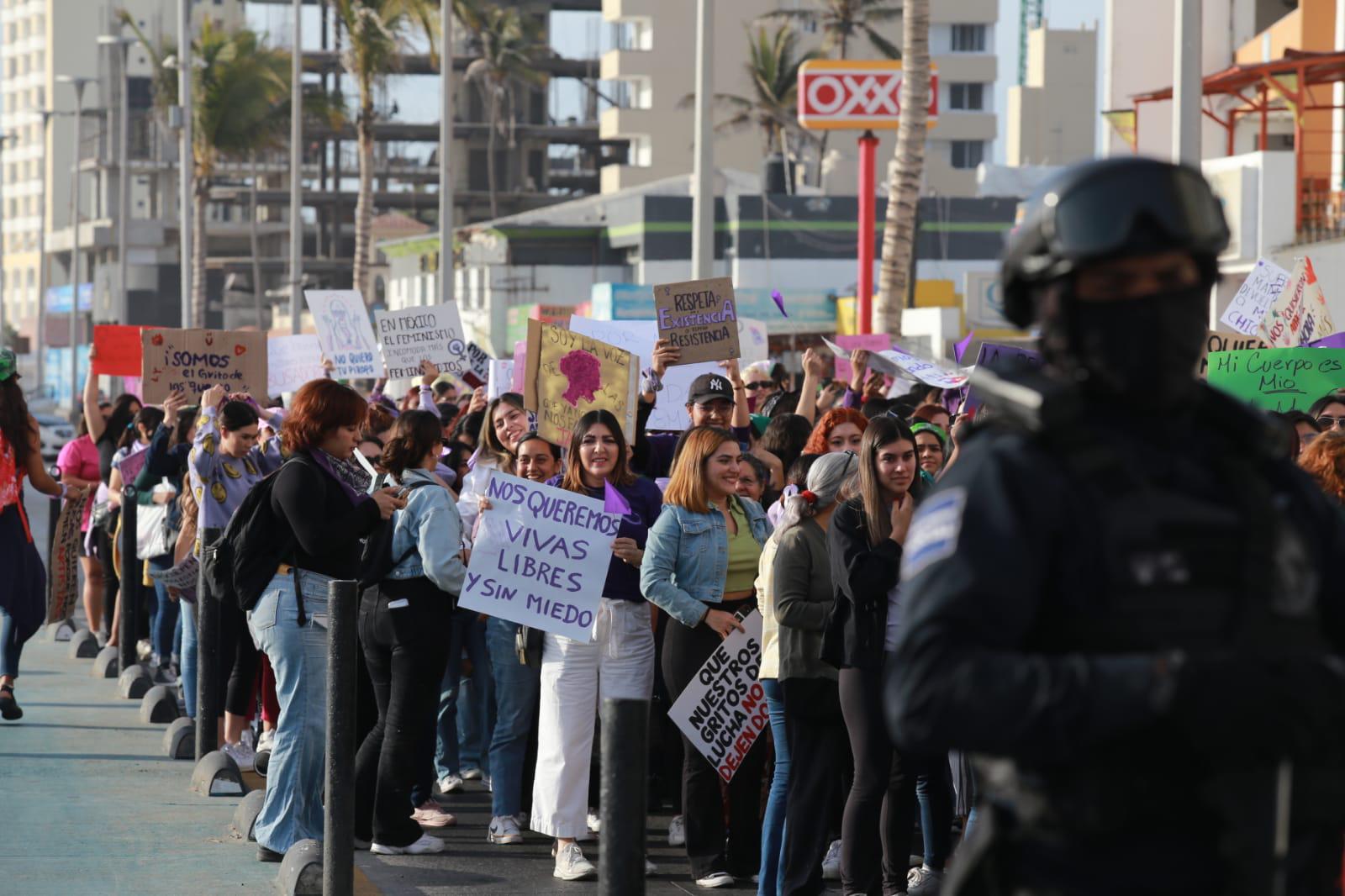 $!Mujeres toman el paseo costero de Mazatlán para exigir alto a la violencia
