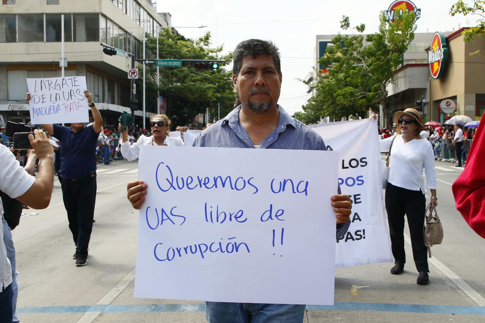 $!Protestan contra Rector de la UAS durante desfile de la Independencia en Culiacán