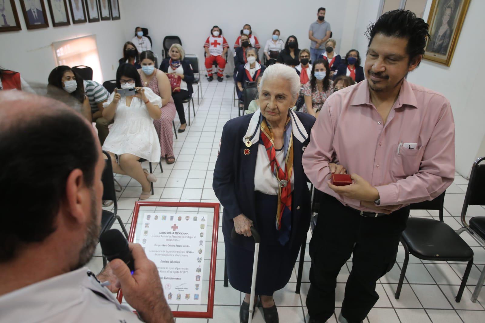 $!Recibe Cristina Rosano González la Constancia de Perseverancia por 60 años de servicio altruista