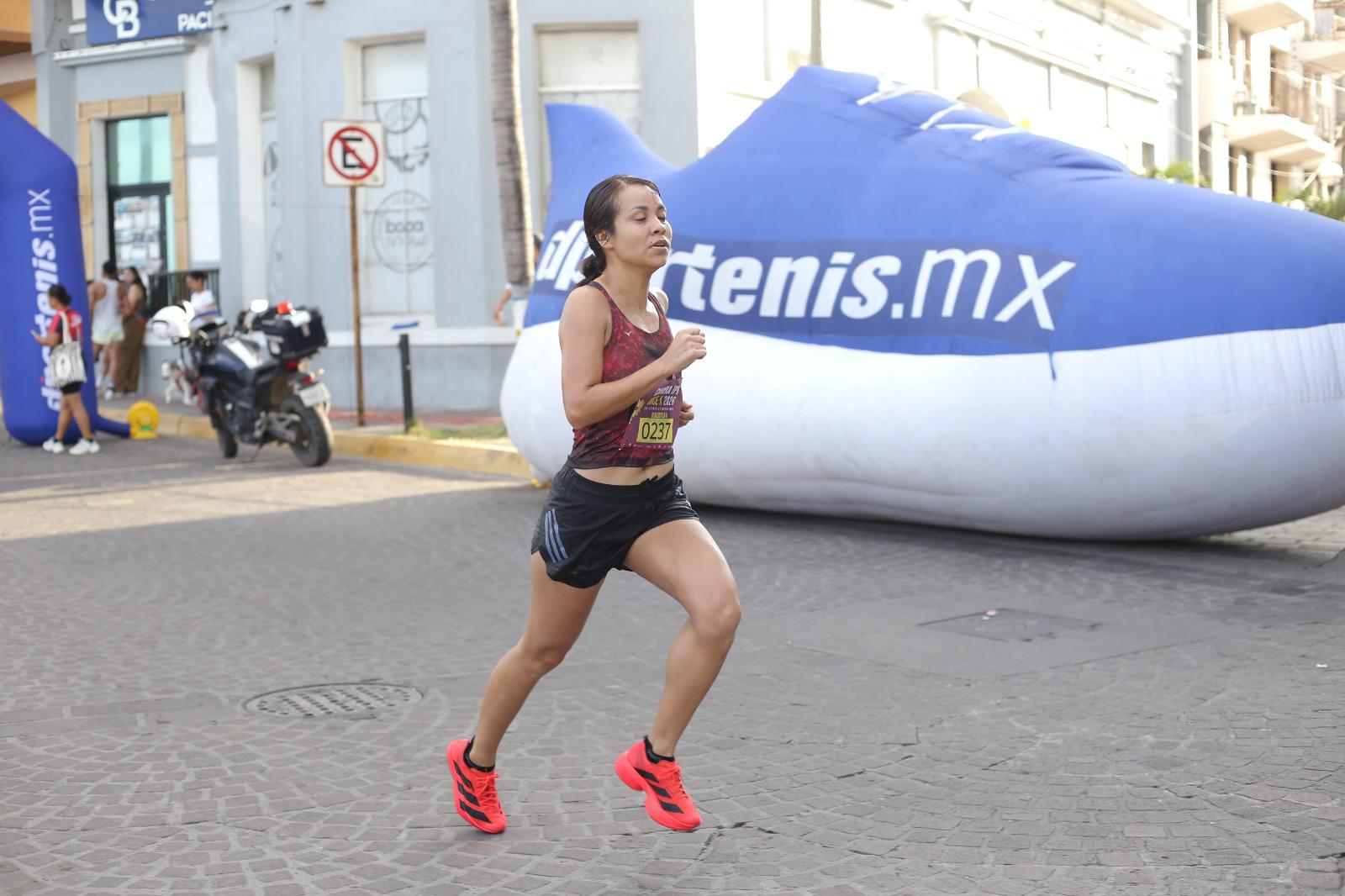 $!Javier Labrador y Ana Luisa Llorente conquistan la 15ª Carrera IPN OnceK 2026 en Olas Altas