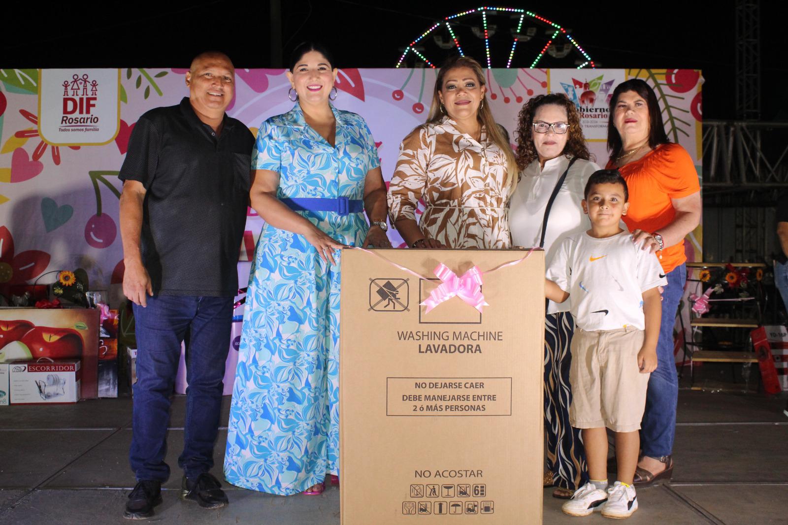 $!Disfrutan mamás festejo con rifa de regalos y elección de reina en Rosario