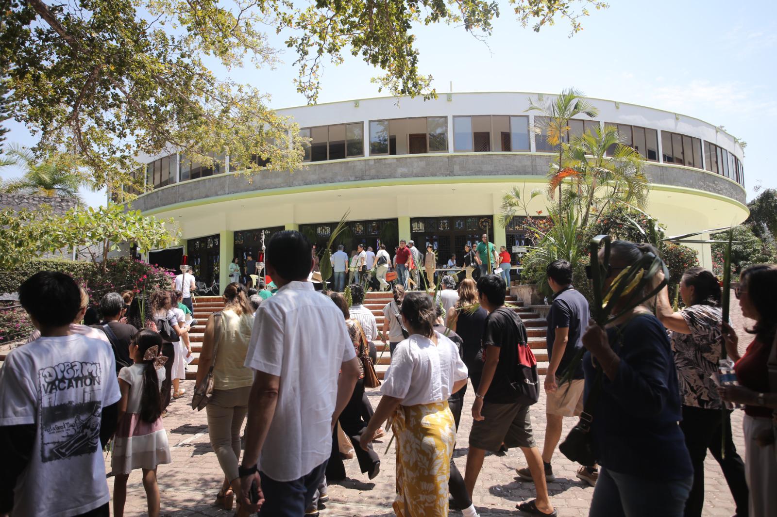 $!Feligreses de San Judas Tadeo profesan su fe durante la bendición de palmas