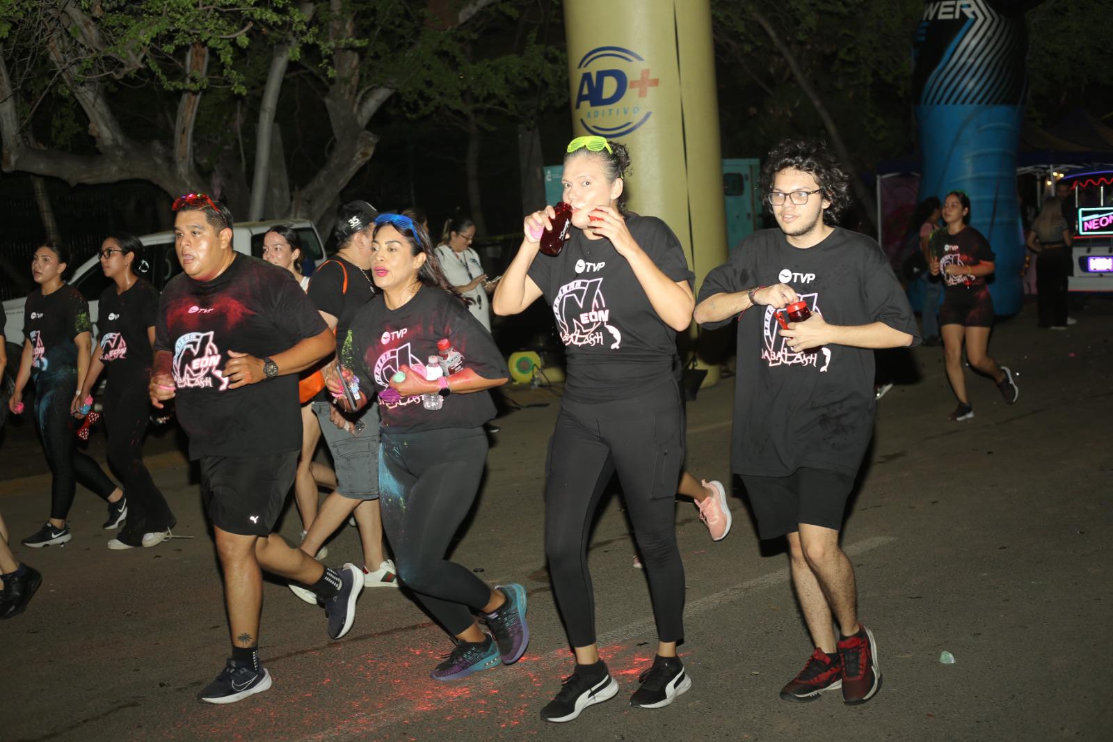 $!Mazatlecos y turistas disfrutan de fiesta de color en Carrera Neón TVP