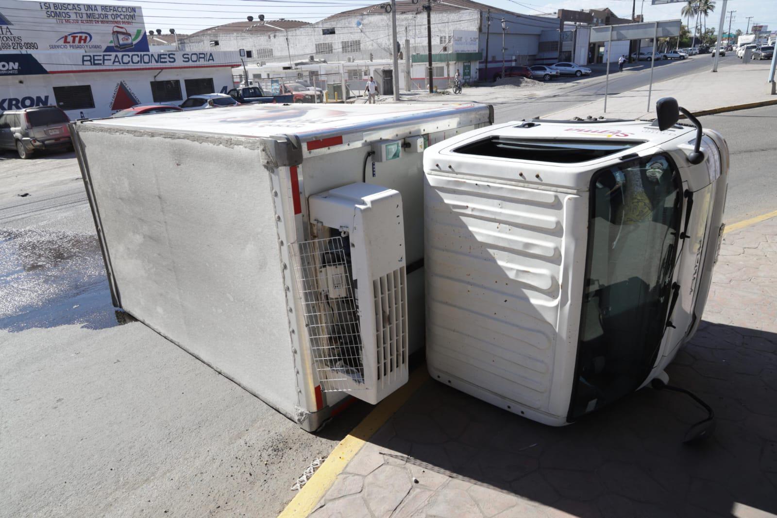 $!Vuelca camión repartidor de lácteos en el Libramiento Colosio, en Mazatlán
