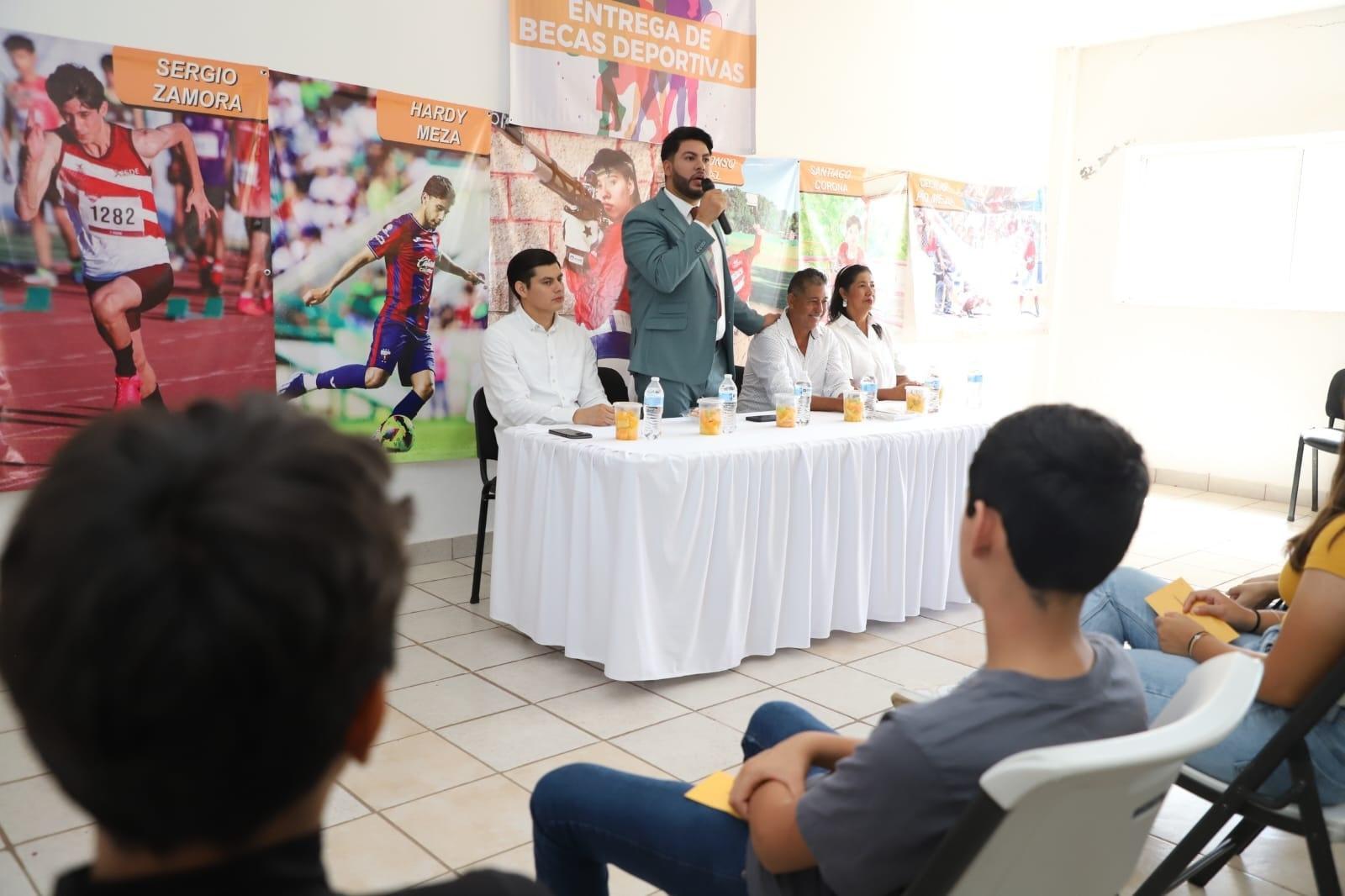 $!Entregan becas a deportistas destacados del municipio de Elota