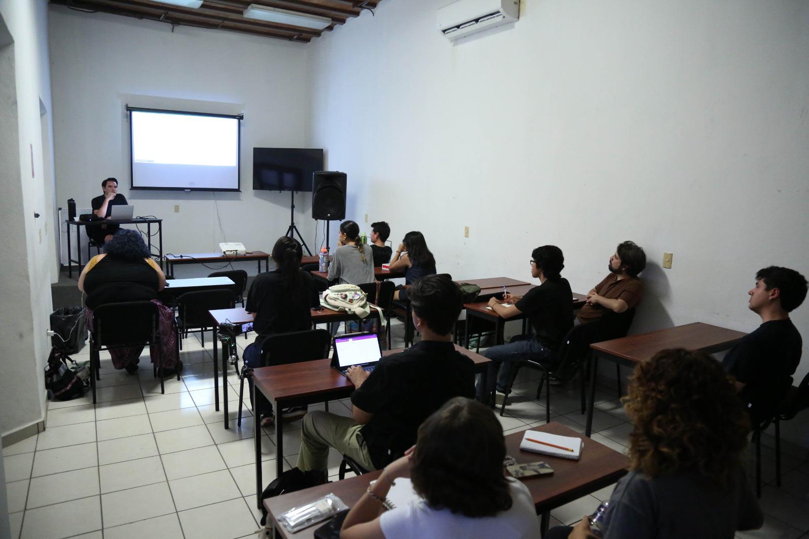 $!Participantes escuchan durante la sesión inaugural en el Centro Sinaloa de las Artes ‘Centenario’.