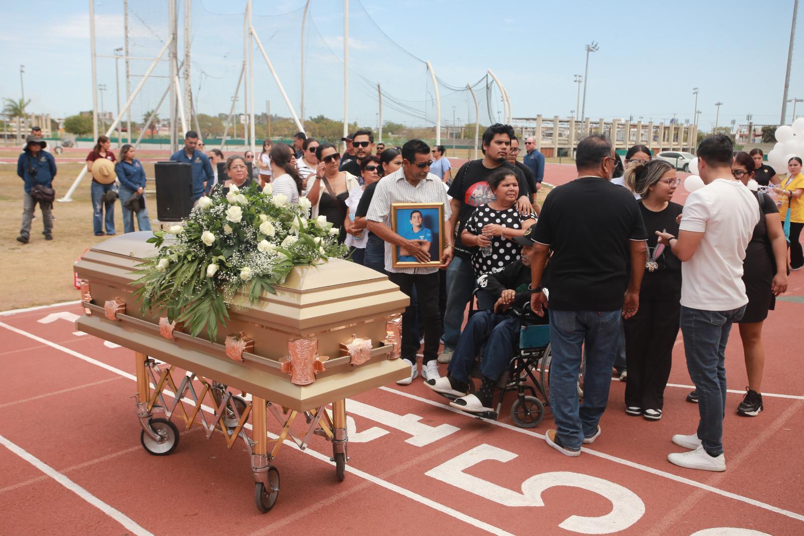 $!Dan paratletas mazatlecos y familares el último adiós a José Trinidad Serrano García