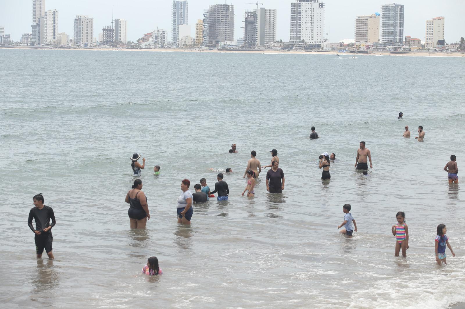 $!Turismo nacional se apodera de la zona costera de Mazatlán durante el fin de semana