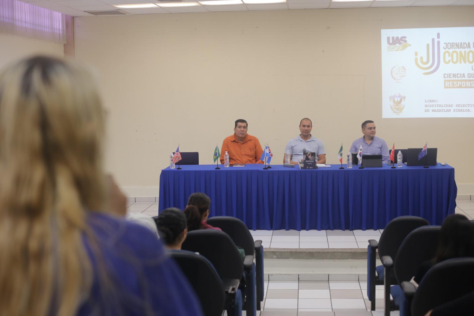 $!Presenta Omar Lizárraga Morales libro sobre turismo popular y prejuicios en Mazatlán