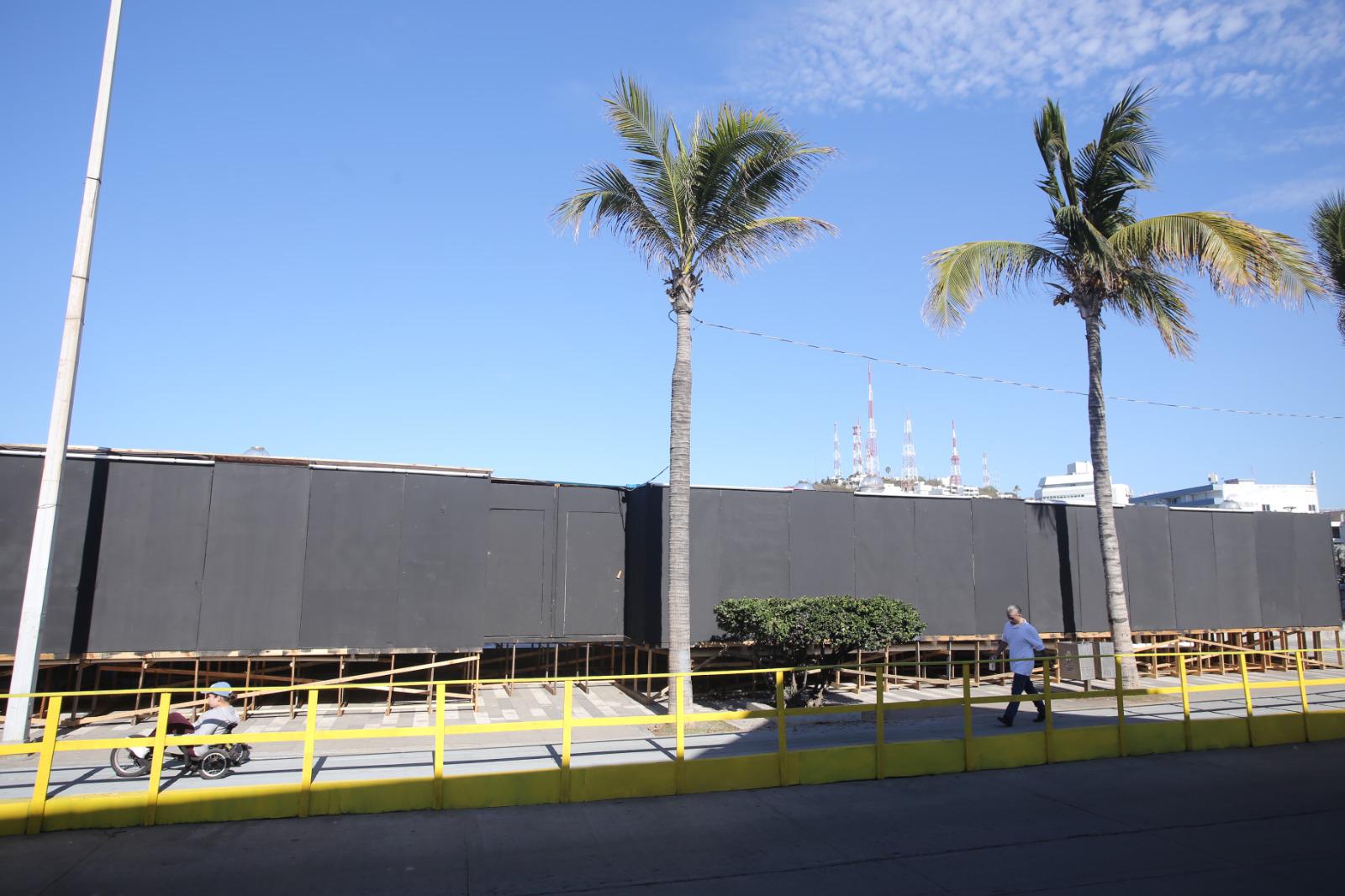 $!Avanzan preparativos del Carnaval de Mazatlán con instalación de baños en Olas Altas