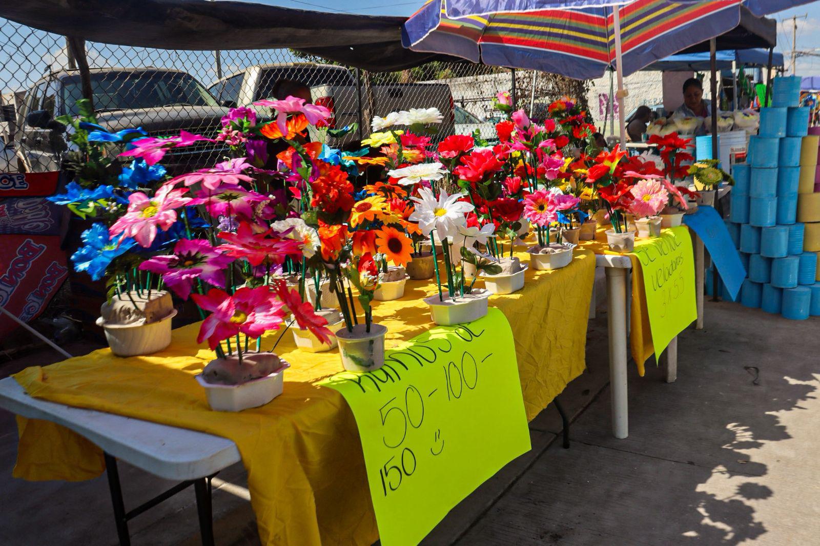 $!Culiacán inicia la celebración del Día de Muertos con flores y ofrendas en los panteones