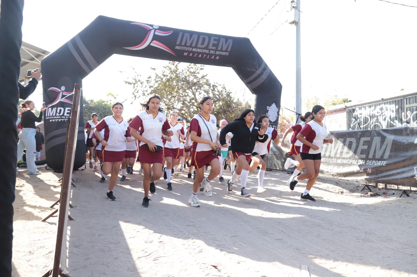 $!Celebran Primera Carrera Deportiva en la ETI 88 de la Isla de la Piedra