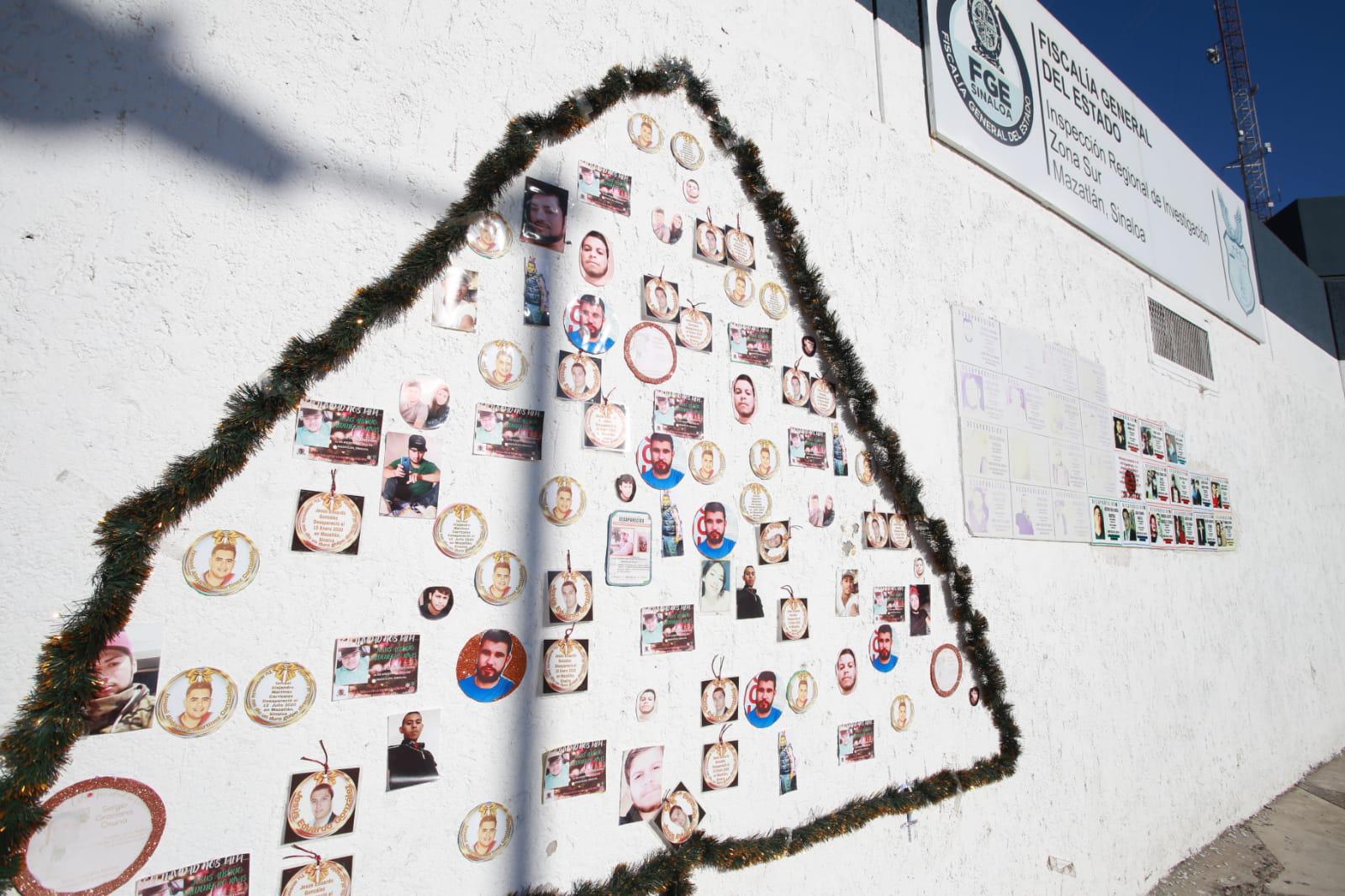 $!Colocan en Vicefiscalía de Mazatlán ‘árbol navideño’ con fotos de desaparecidos