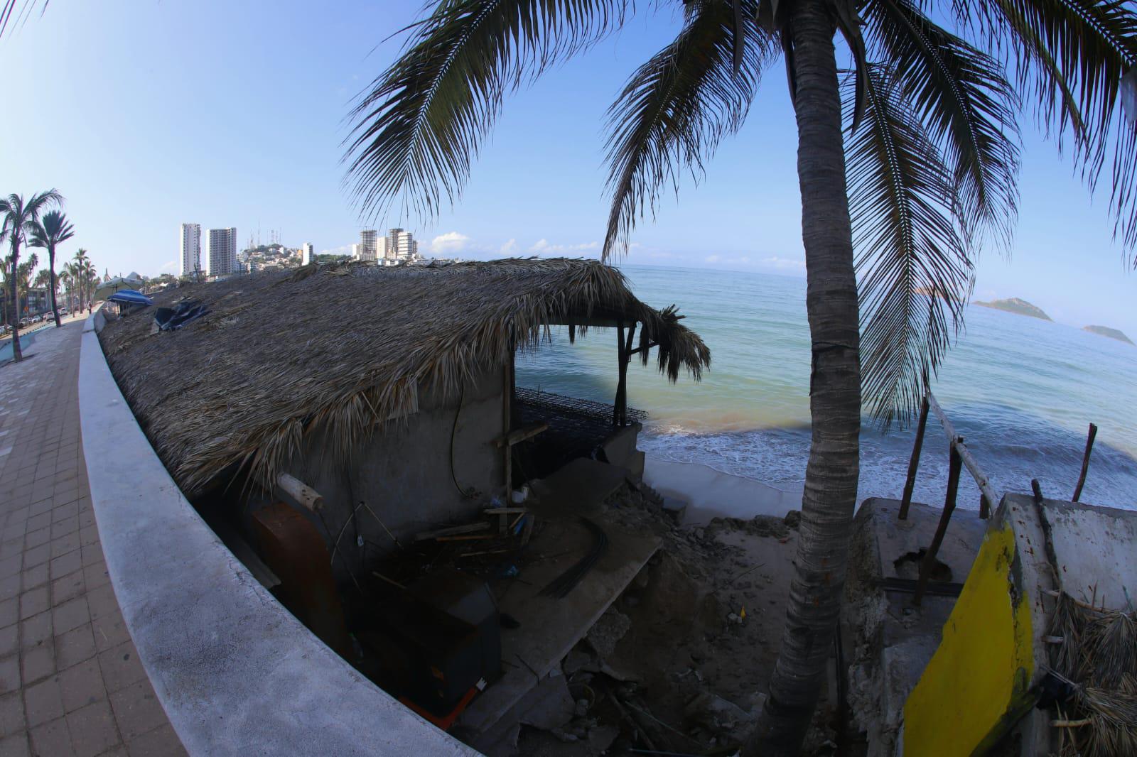 $!Apresuran reapertura de palapas a la orilla de la playa en Mazatlán