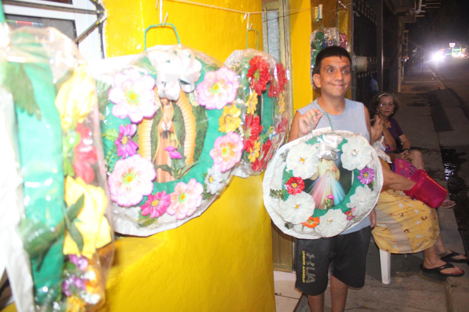 $!Toñito demuestra que la ceguera no es una barrera al ofrecer coronas y dedicarse al comercio