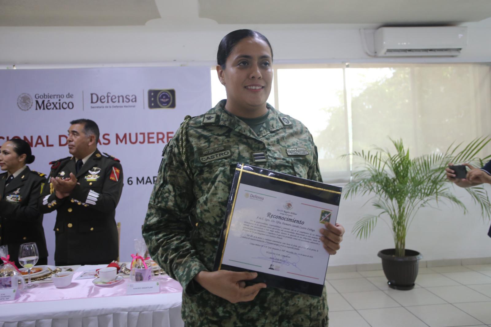 $!Reconoce Fuerzas Armadas de México a personal militar femenino en la III Región Militar