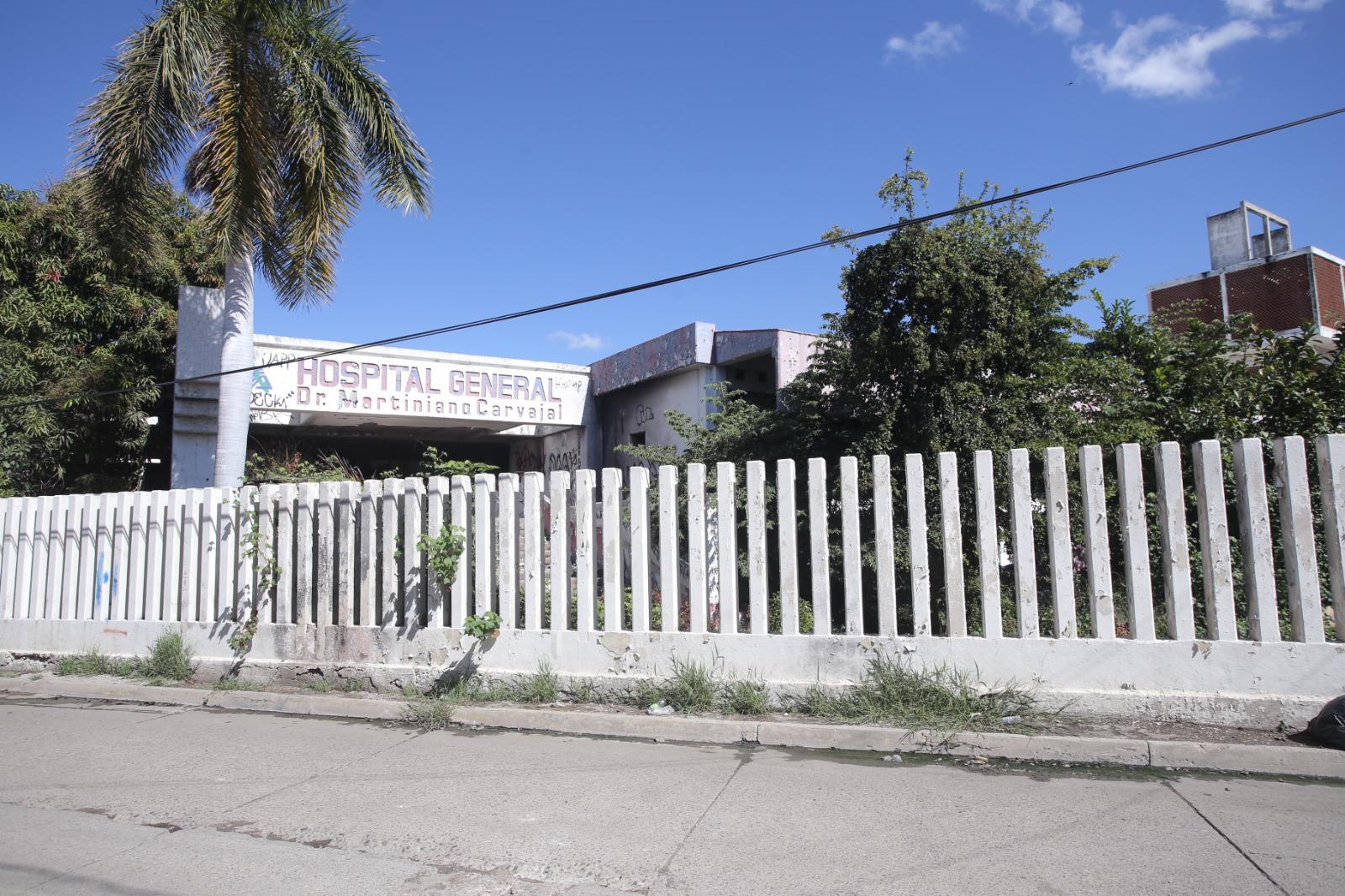 $!Entre maleza, basura y contaminación se encuentran las instalaciones del antiguo Hospital General, en Mazatlán