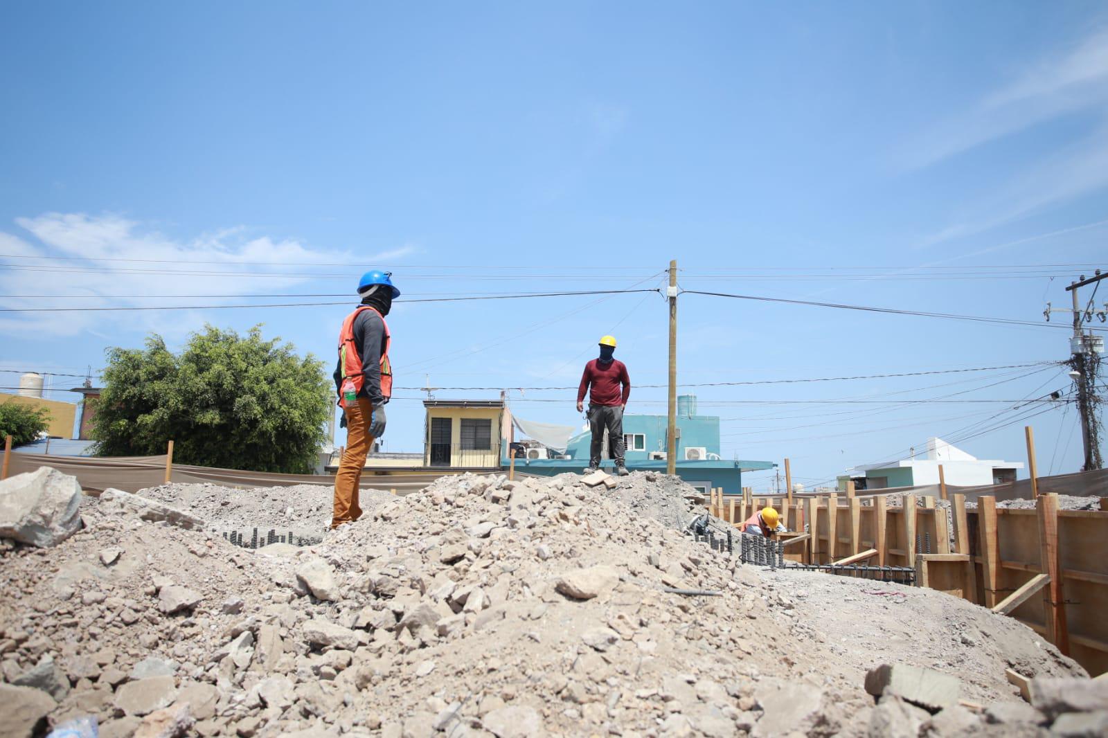$!Trabajan en la construcción pese a altas temperaturas en Mazatlán