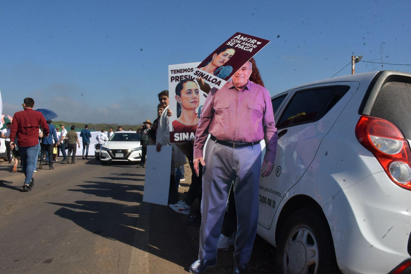 $!A pie y en camiones llegan funcionarios y trabajadores de Gobierno del Sinaloa a evento de Sheinbaum en Culiacán
