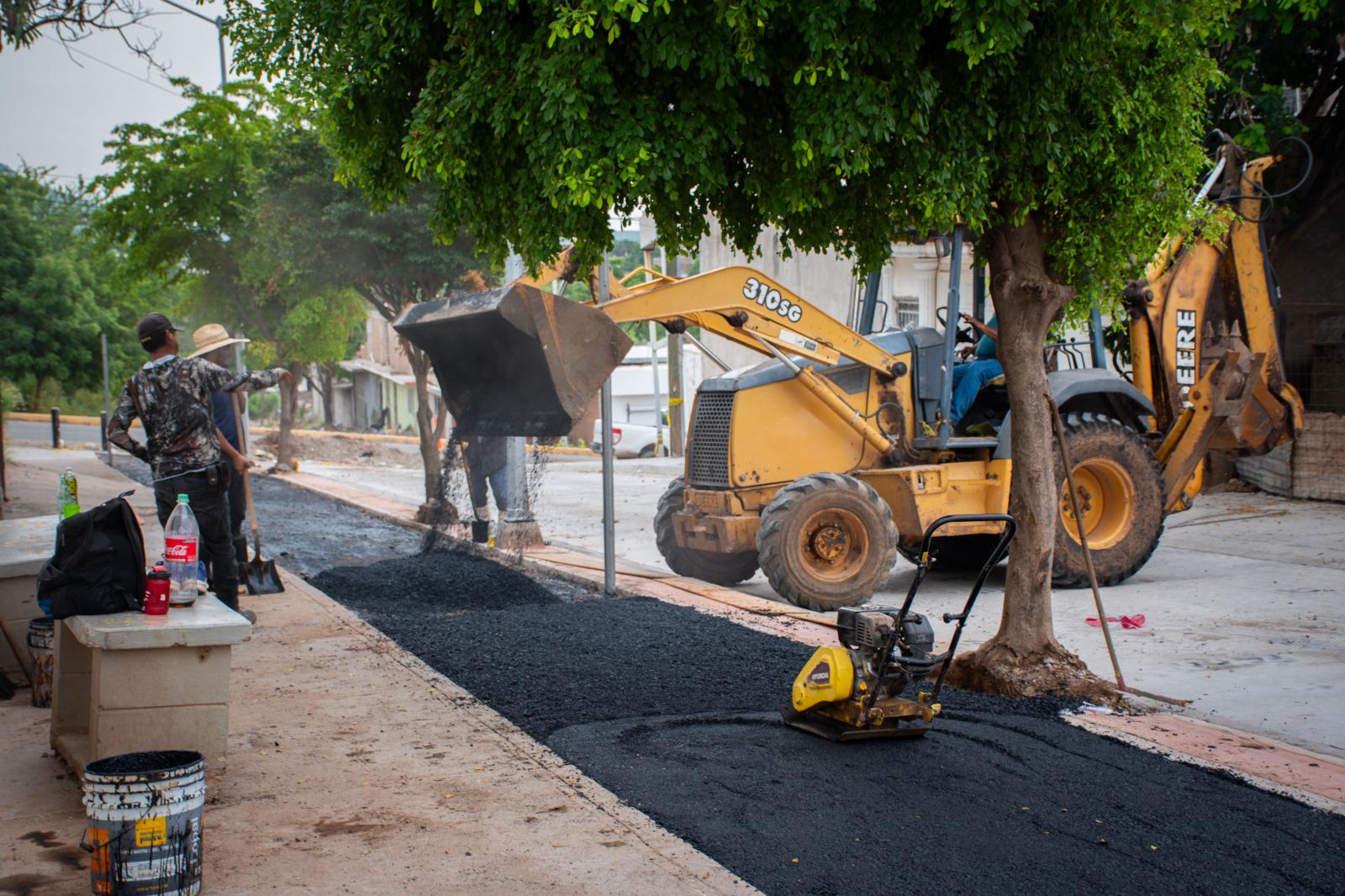 $!Vecinos supervisan avances en obras de pavimentación en Culiacán
