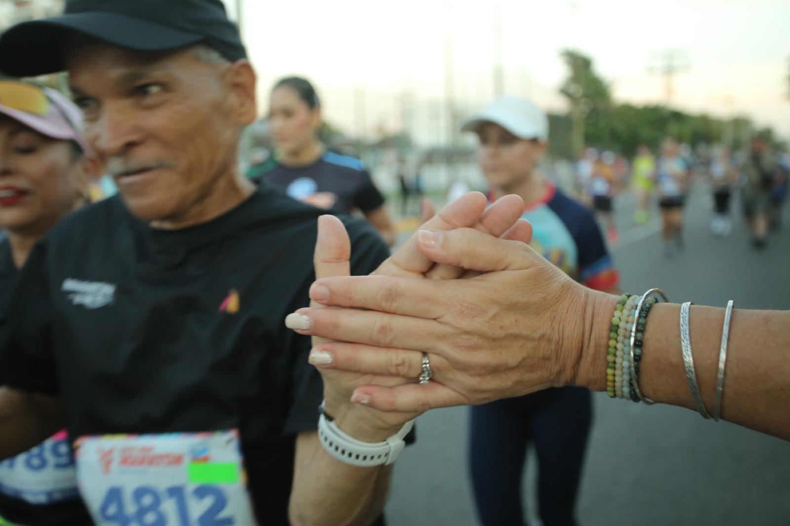 $!Corredores de todo el País toman salida de 10 kilómetros del Gran Maratón Mazatlán