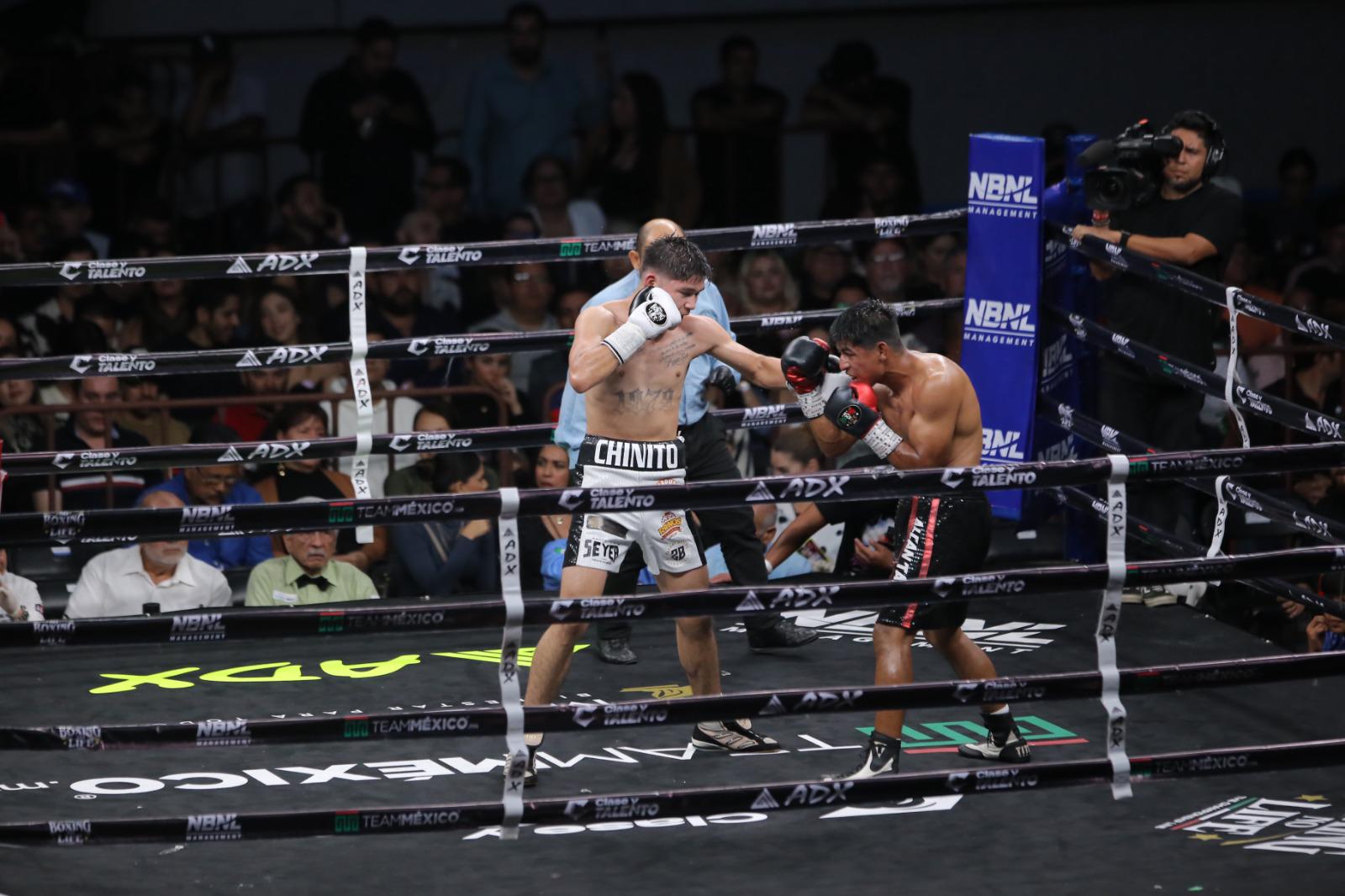 $!Aréchiga, Vega y Amaro brillan en la noche de boxeo del CUM en Mazatlán