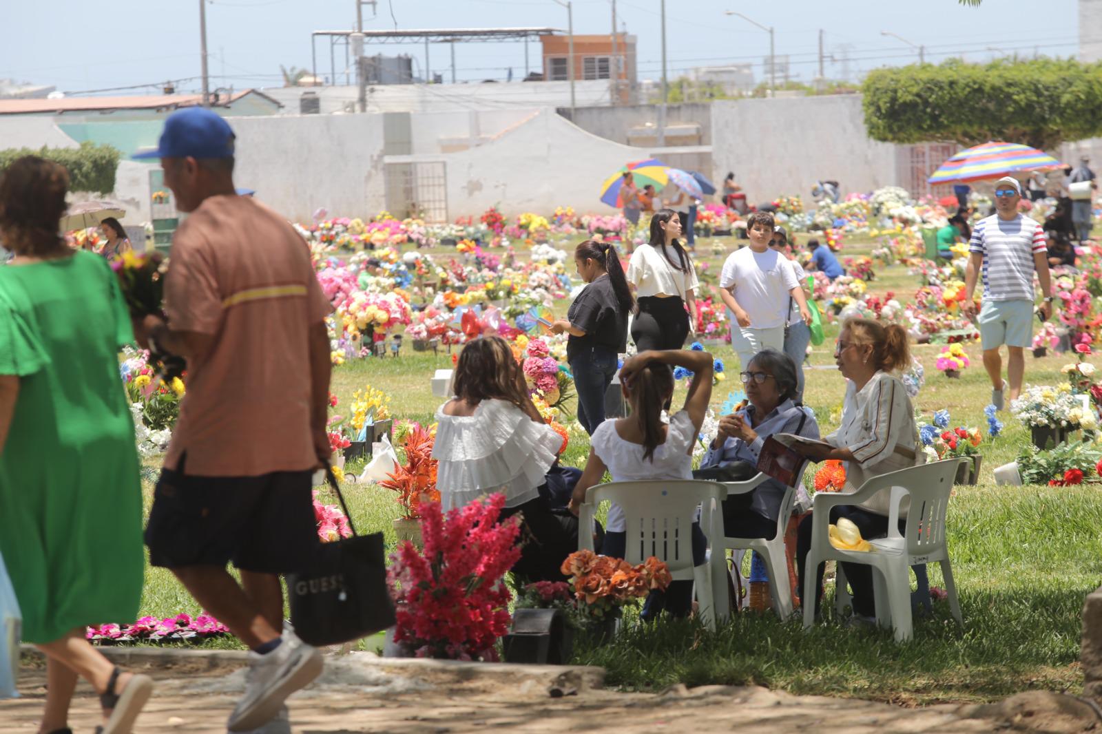 $!Mazatlecos se dan cita en panteones de la ciudad para festejar a las mamás del cielo