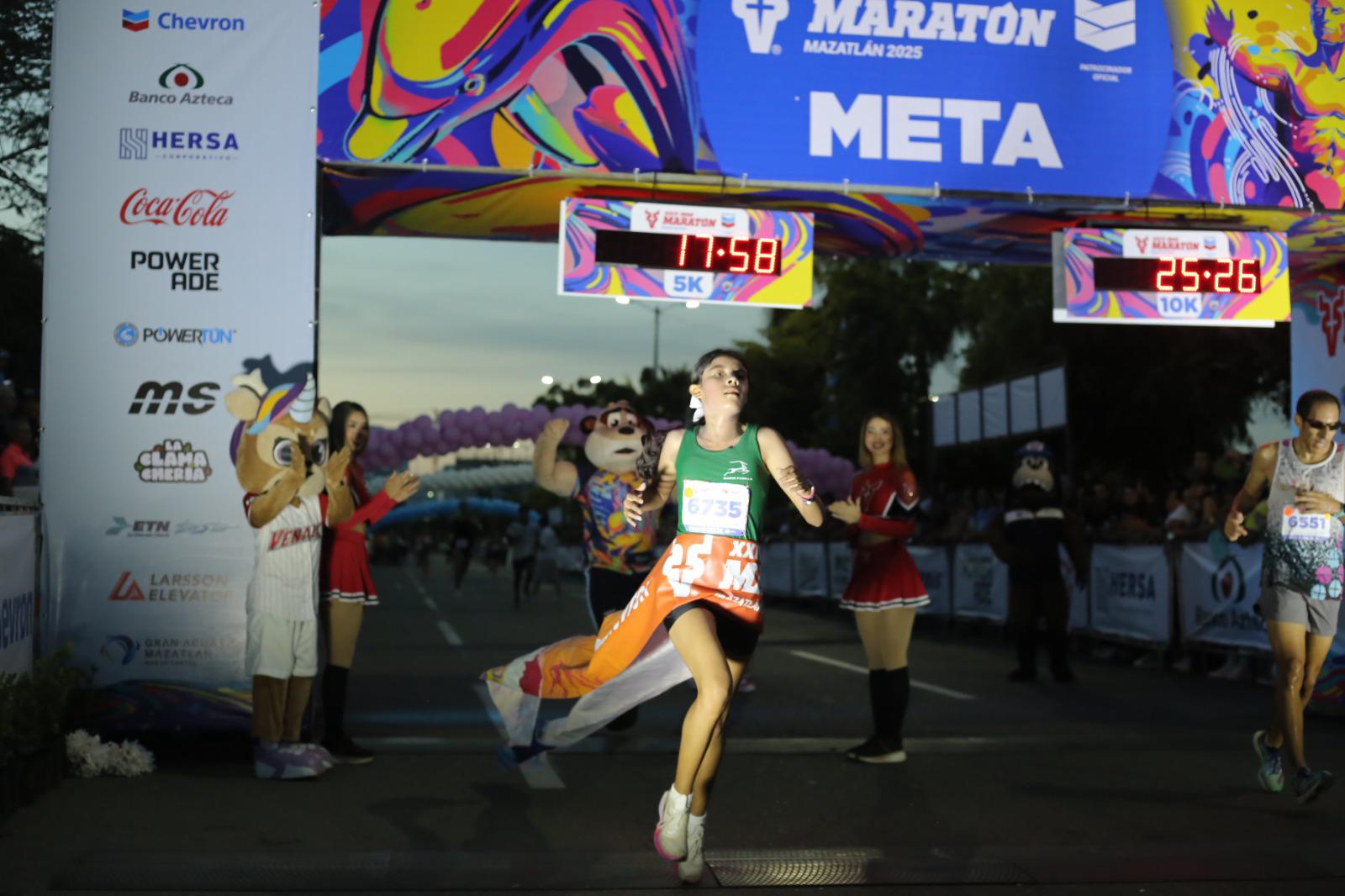 $!Italia Rosas y Roberto Medina se apoderan de la competencia 5K del Maratón Mazatlán