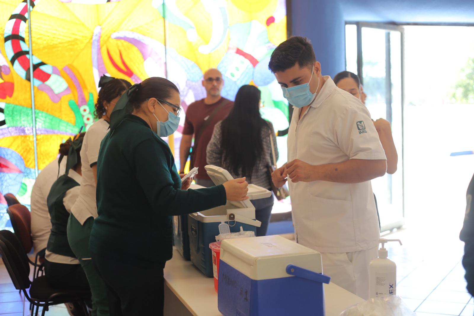 $!Participan mazatlecos en la nueva jornada intensiva de vacunación contras el sarampión