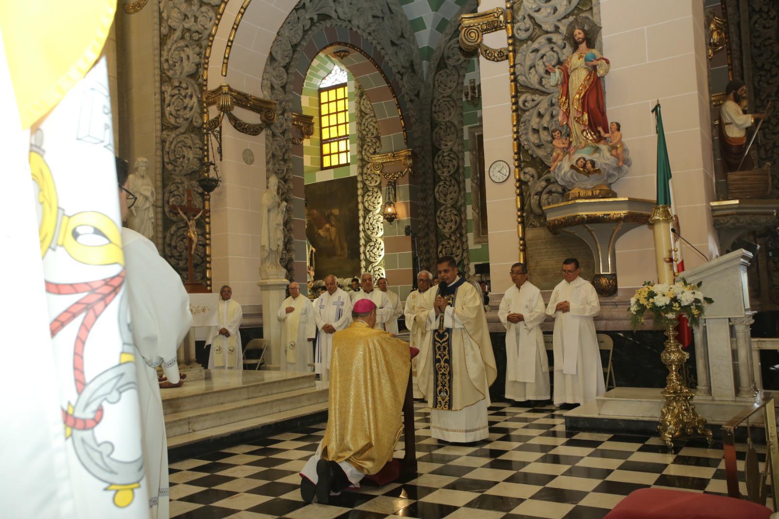 $!Ordenan a Sergio Armando como presbítero; Obispo de Mazatlán agradece por 29 años de su labor