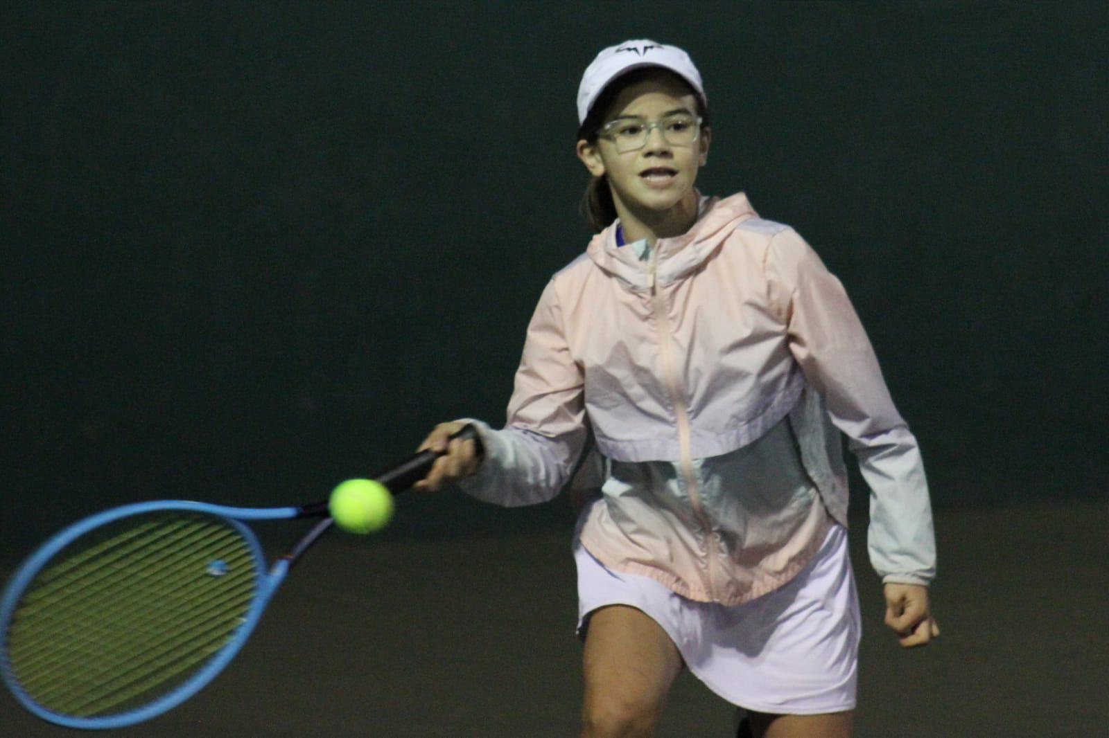 $!Ximena Ramos impone su saque en la Copa Carnaval Amstel Ultra